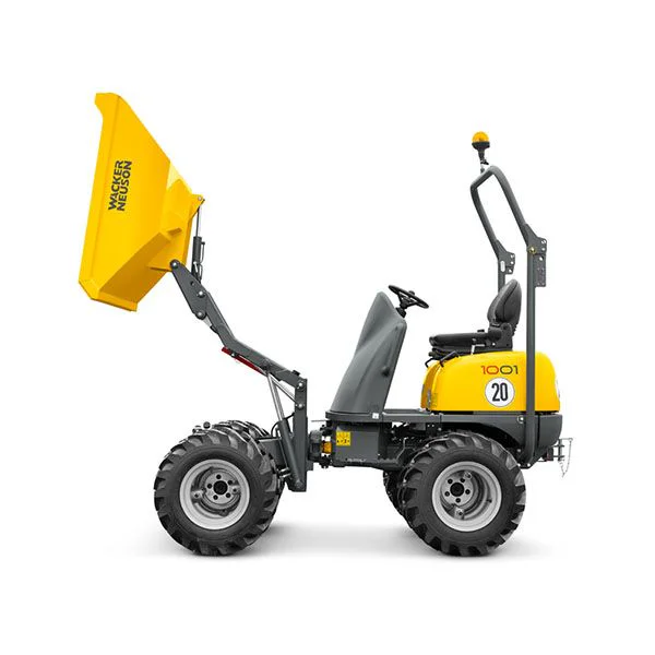 Dumper Wacker Neuson 1501 de 1500 kg descargando material desde su caja de alta descarga hidráulica a 1,45 metros de altura en una obra urbana