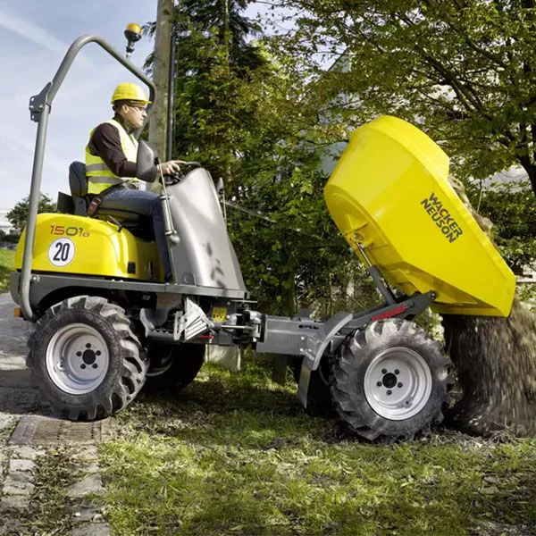 Vista lateral del dumper articulado Wacker Neuson 1501 maniobrando en un espacio reducido, mostrando su diseño compacto y tracción 4x4 Twin-Lock