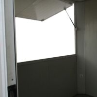 Vista desde interior de Taquilla prefabricada de 2,22 m x 2,22 m con ventana abatible