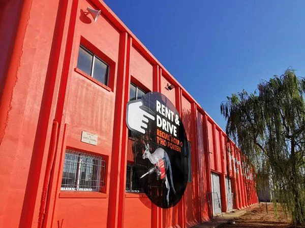 Fachada lateral Rent&Drive Girona