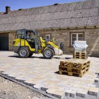 Pala cargadora compacta Wacker Neuson WL250 de 2000 kg en obra.