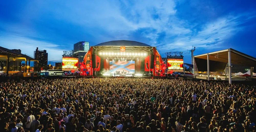 Fotografía del escenario Orbit SRS 35 montado por Homs Rentals en el Festival Cruïlla en el Parc del Fòrum de Barcelona, con iluminación y asistentes.