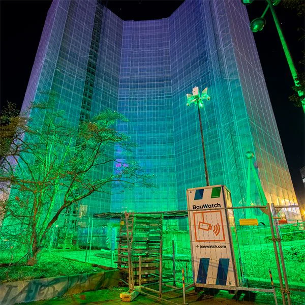 Torre de vigilancia con iluminación LED verde y cámaras de alta resolución conectadas a un centro de control.