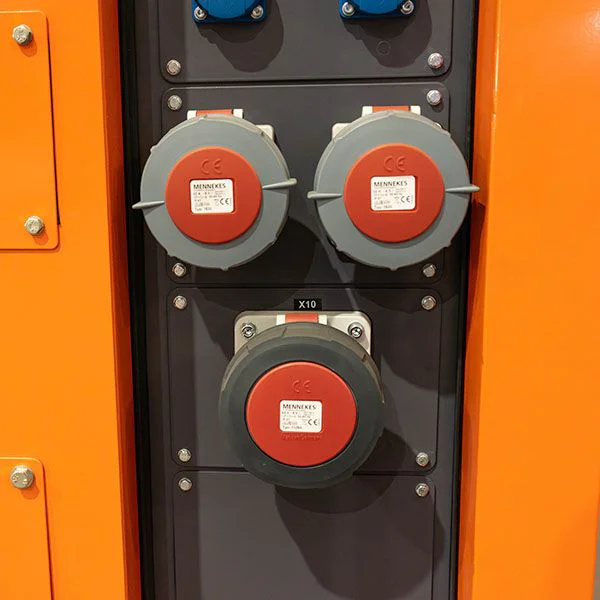 Generador eléctrico trifásico insonorizado con motor Stage V, cumple normativas europeas de emisiones y reducción de contaminantes.