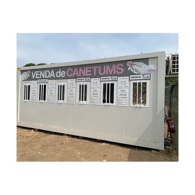 Taquilla prefabricada para eventos, de 2,44 metros de ancho por 6 metros de largo, con ventanas reforzadas y diseño práctico para espacios públicos.