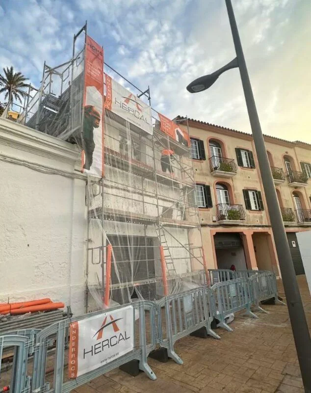 Andamio de 240 m2 montado en el Puerto de Maó (Menorca)
