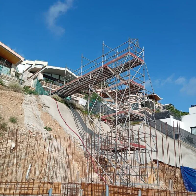 Escalera de acceso autoestable con un puente para subir y bajar | Diciembre 2024