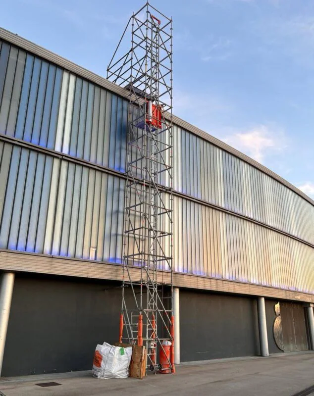 Montacargas y torre para elevar placas solares