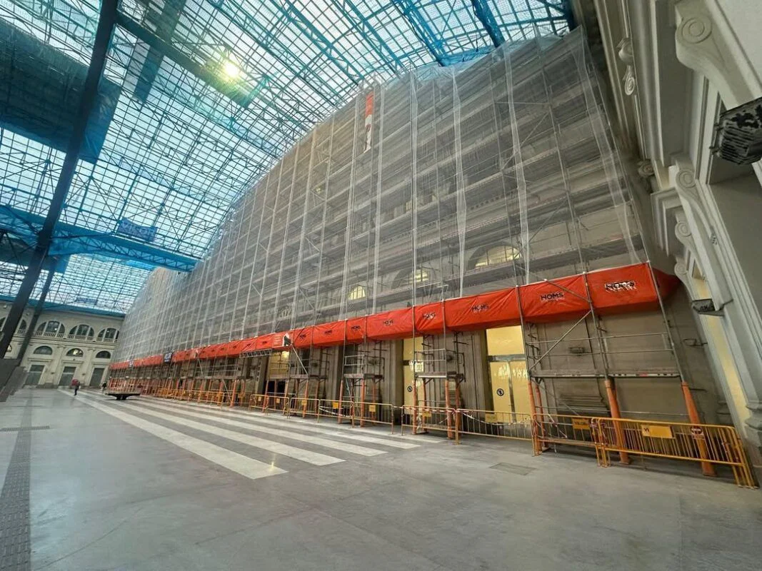 Andamio de 1900 m2 montado en la Estación de Francia |  Junio 2025