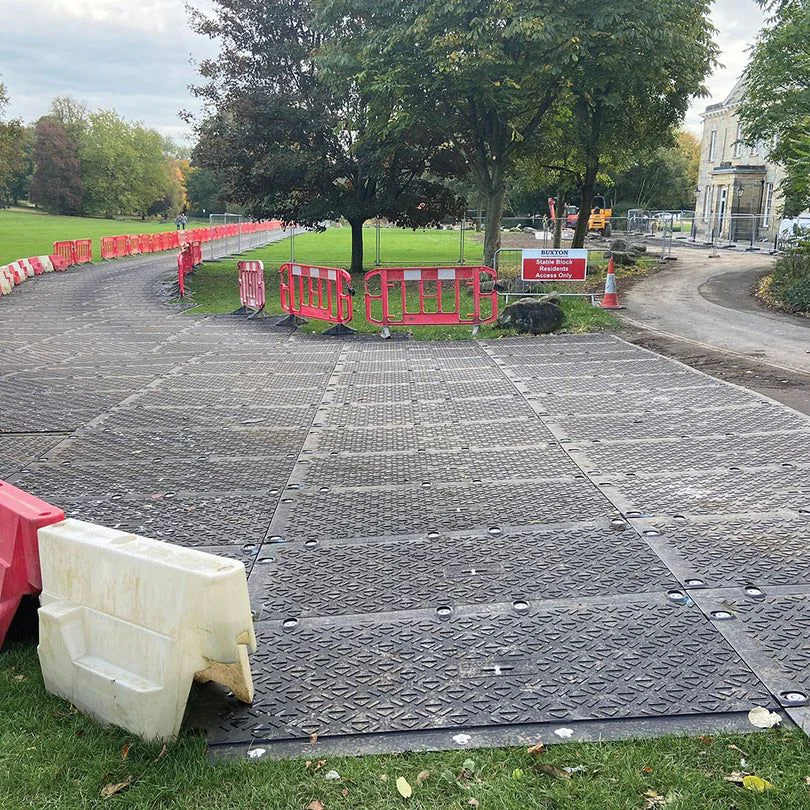 Plataforma modular instalada en evento al aire libre