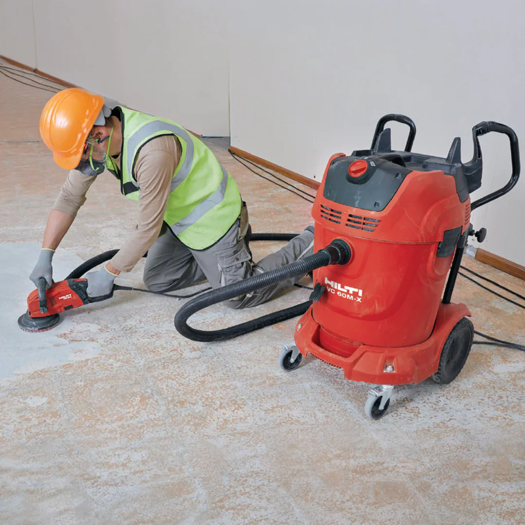 Aspirador Hilti VC 60M-X aspirando polvo en obra