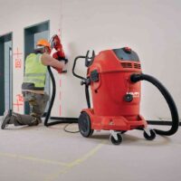 Aspirador industrial Hilti VC 60M-X durante trabajos de limpieza