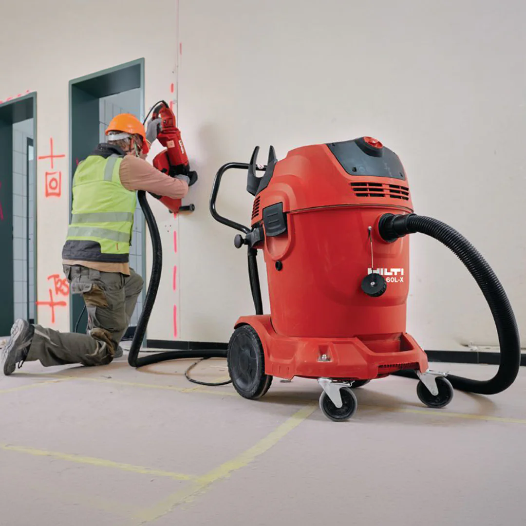 Aspirador industrial Hilti VC 60M-X durante trabajos de limpieza