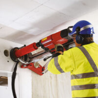Perforadora de diamante Hilti DD 200 realizando perforación en hormigón